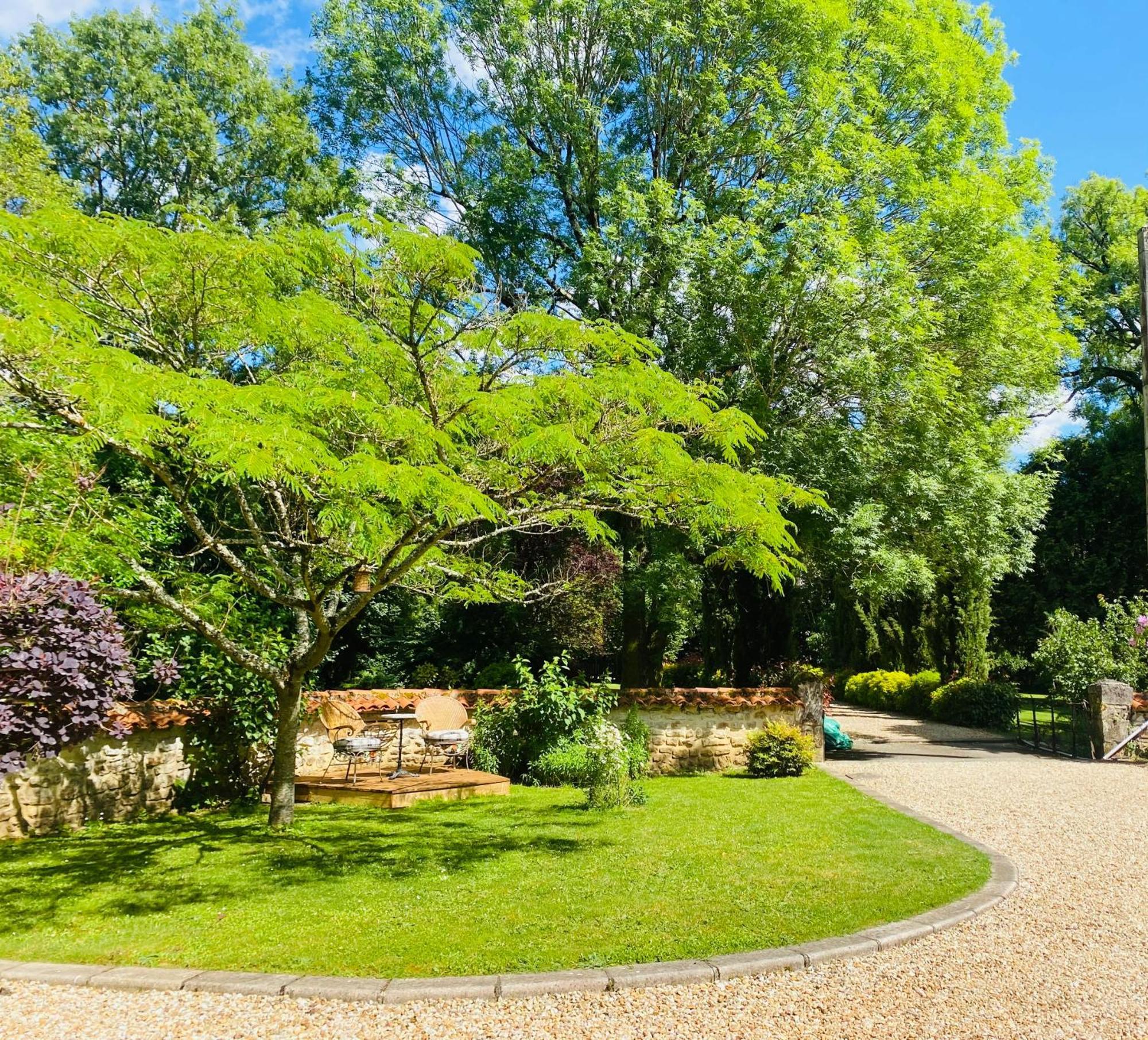 Chasseneuil-sur-Bonnieure Moulin Du Fontcourt Bed & Breakfast エクステリア 写真