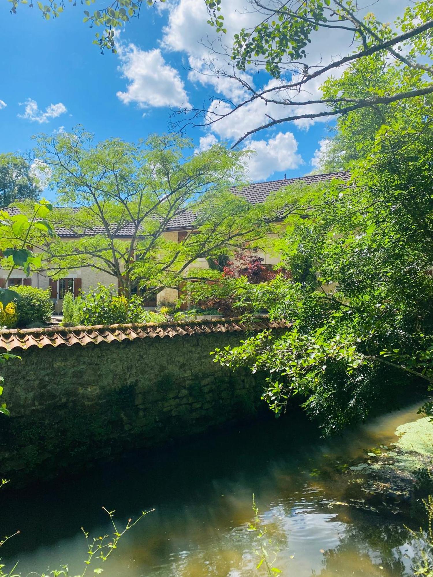 Chasseneuil-sur-Bonnieure Moulin Du Fontcourt Bed & Breakfast エクステリア 写真