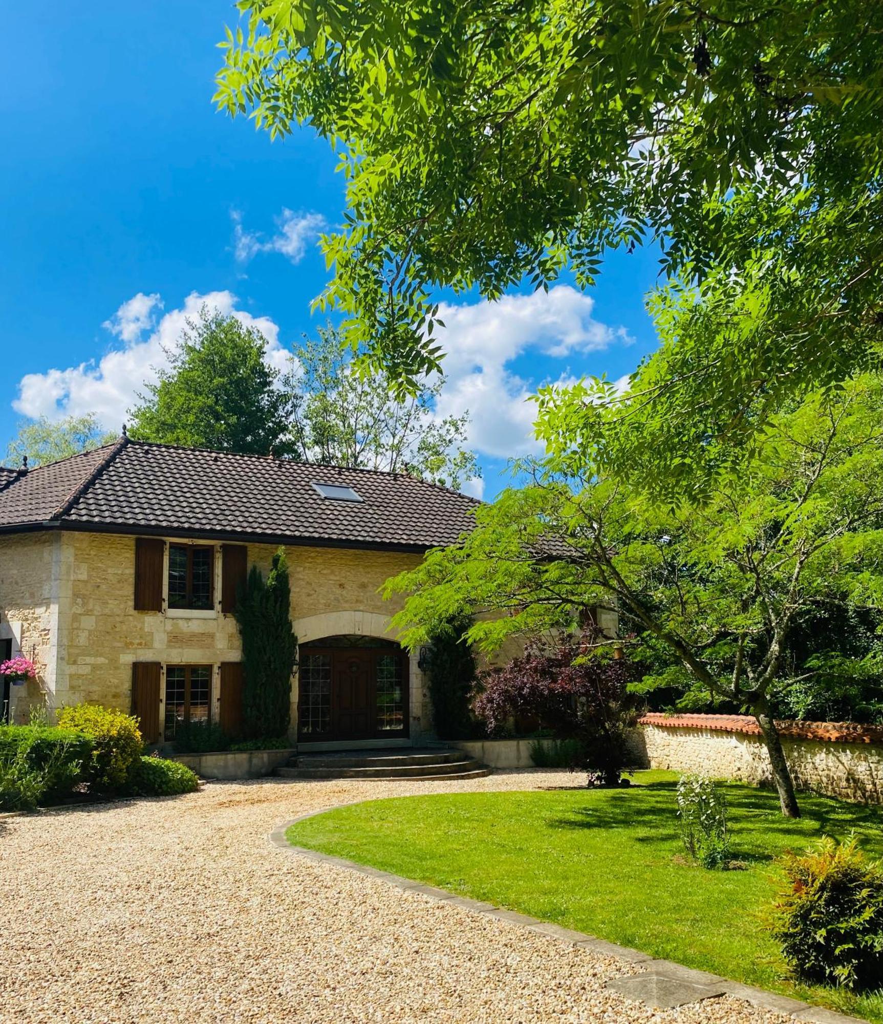 Chasseneuil-sur-Bonnieure Moulin Du Fontcourt Bed & Breakfast エクステリア 写真